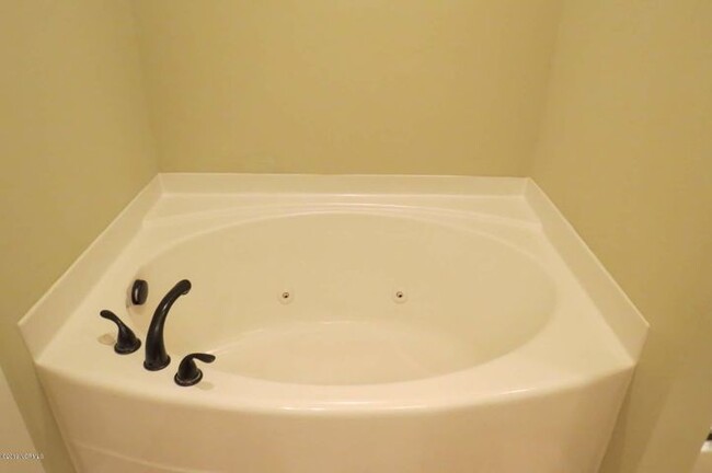 Building Photo - 1805 Fox Den Way