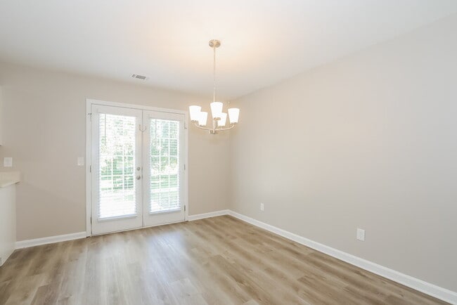 Building Photo - 2994 Raintree Dr SE