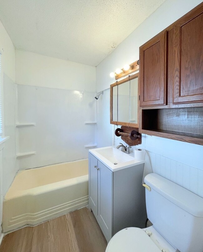 Building Photo - 1 bedroom duplex close to Dillons