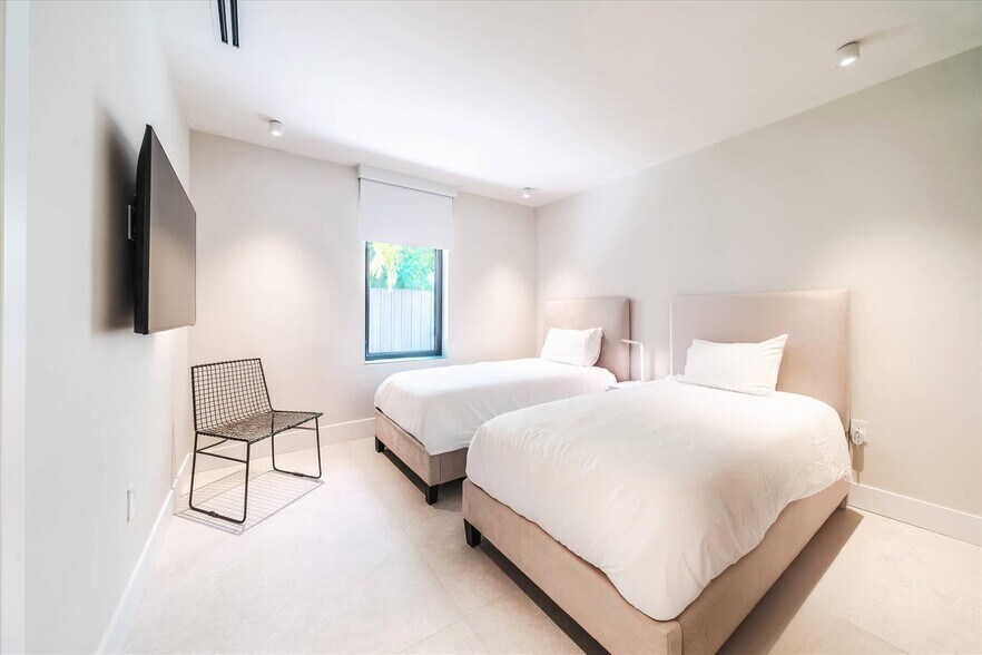 Building Photo - 7610 Bayside Ln