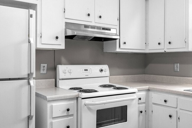 Building Photo - 3 Bedroom Pet Friendly Home For Rent Close To Post!