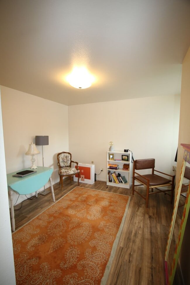 Building Photo - 3 Bedroom Townhouse!