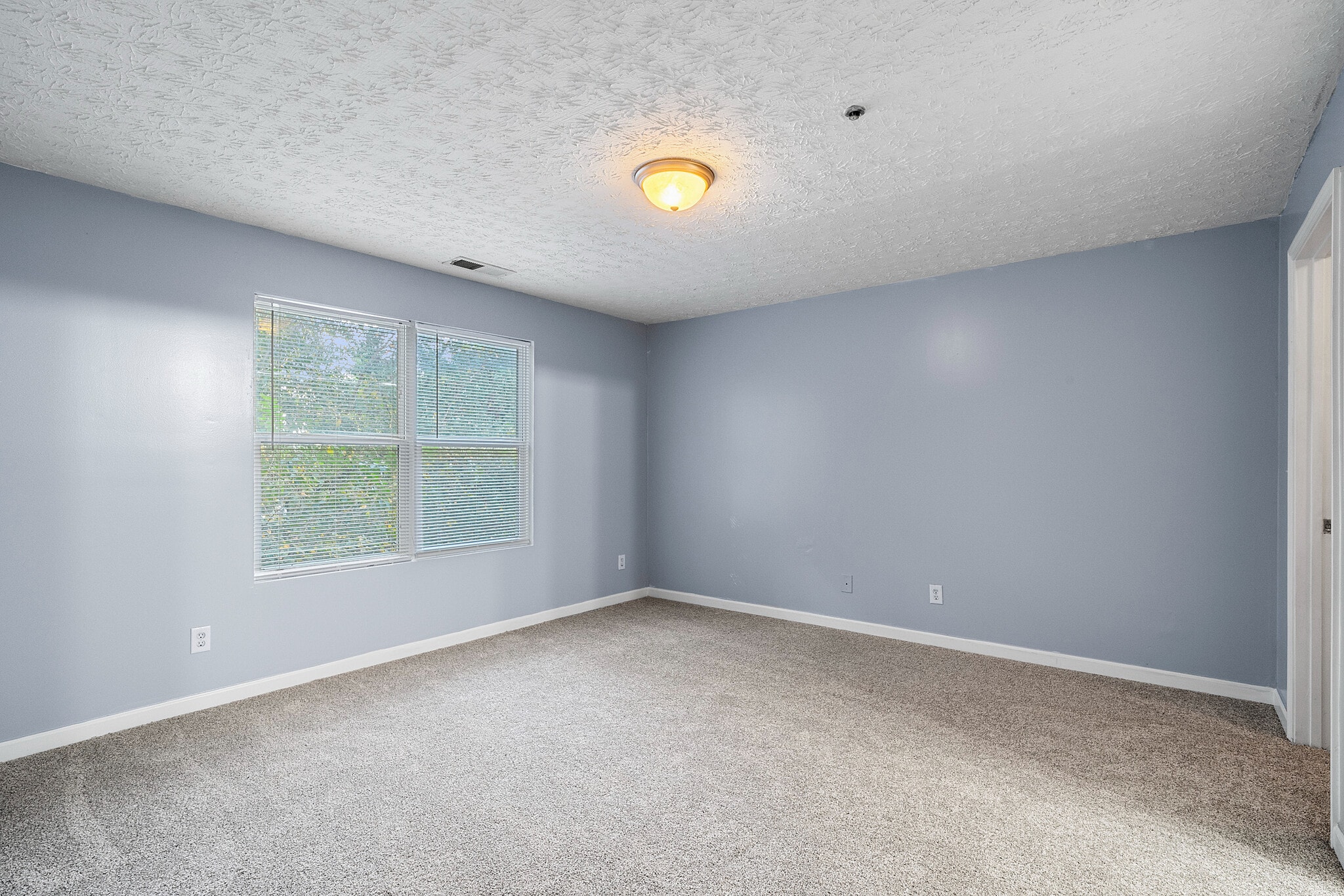 Building Photo - Room in Apartment on Fairington Club Dr