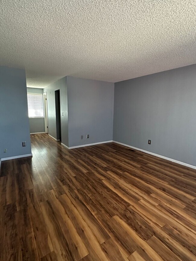 Building Photo - 5 bedroom 3 bathroom Sinlge Family House in Aurora