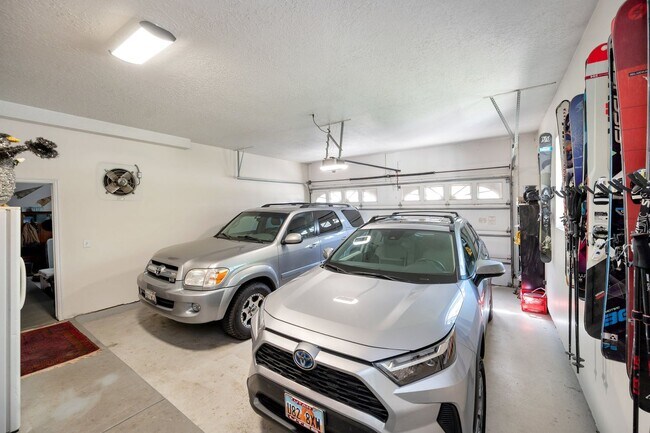 Building Photo - Immaculate Home for rent in gated cul-de-sac!