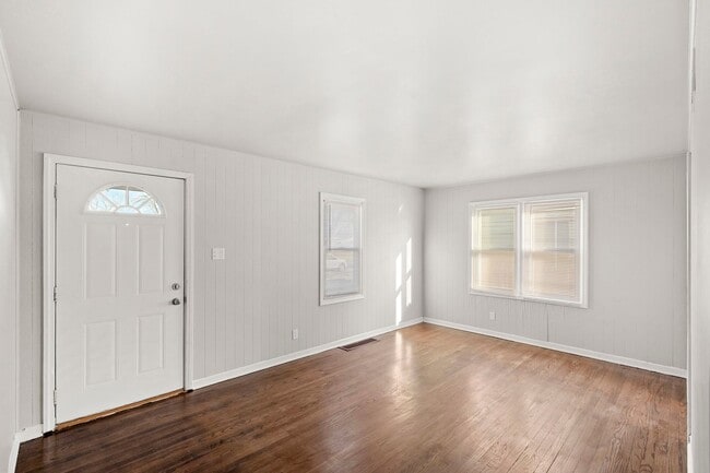 Building Photo - 2BD/1BA Home With Central Air