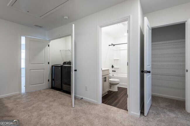 Building Photo - 5542 Highland St