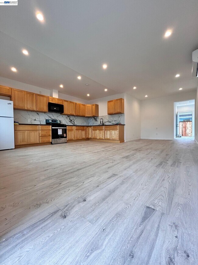 Building Photo - 213 E Ruby St