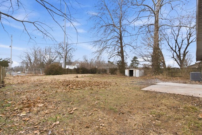 Building Photo - 4 Bedroom home 2 bath Available NOW!