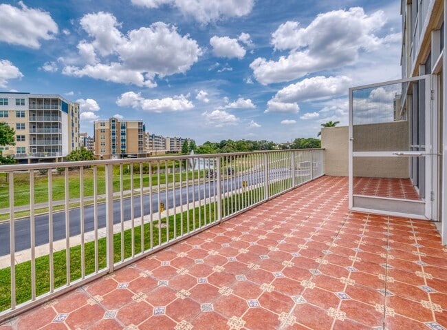 Building Photo - Updated 3 bedroom unit overlooking the Eas...