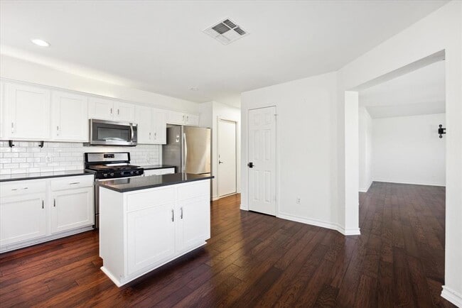 Building Photo - 15721 Ecorio Dr