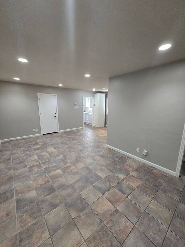 Building Photo - Cute 2 Bedroom Home in the College Neighbo...