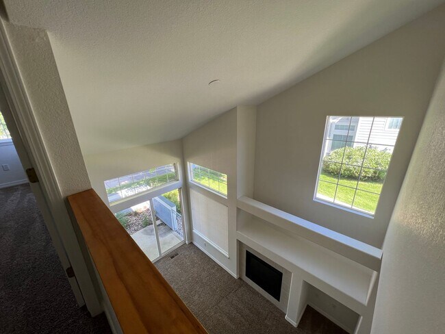 Building Photo - Charming 2 Bed/1.5 Townhome in Fabulous Lo...