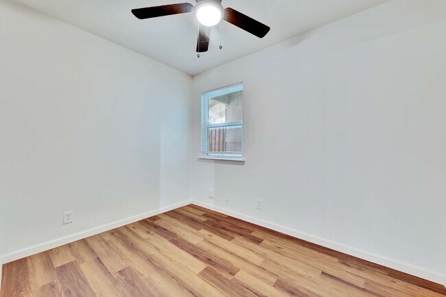 Building Photo - "Charming 2 Bed Apartment in Austin, TX wi...