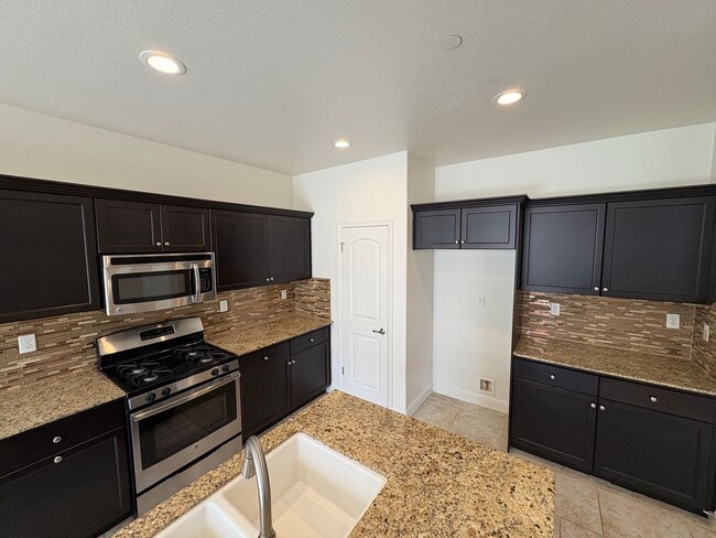 Building Photo - 3 Bedroom Home located NW Visalia!