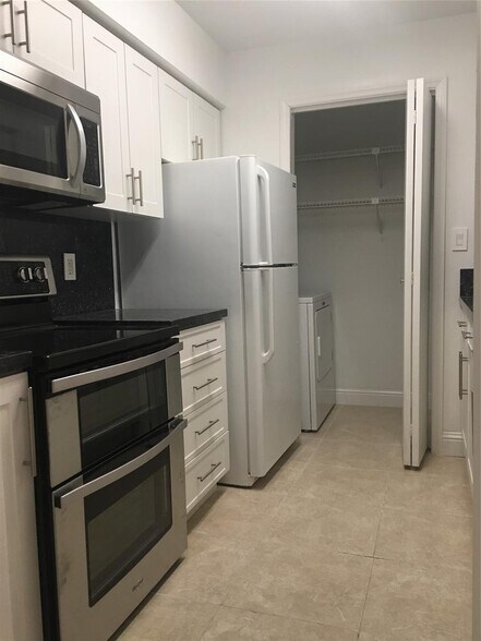 Building Photo - 927 Riverside Dr