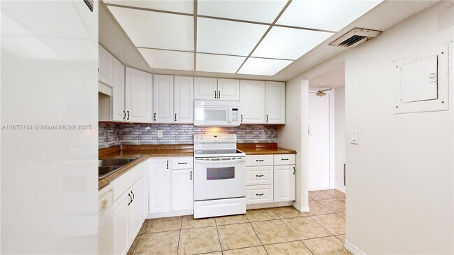 Building Photo - 18011 Biscayne Blvd
