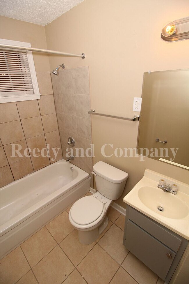 Building Photo - Duplex near Summer Ave. !!!FULL FIRST MONTH RENT FREE!!!