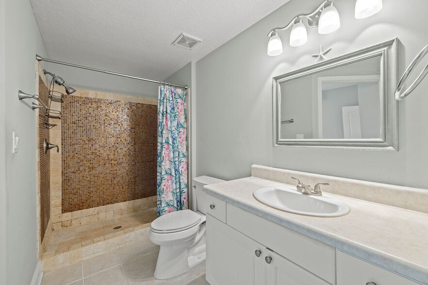 Building Photo - 5060 Fairways Cir