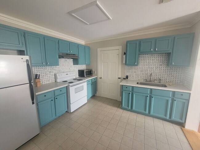 Building Photo - Charming Cottage - minutes from the Seawall