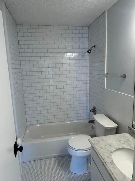 Building Photo - 515 Basswood Ave