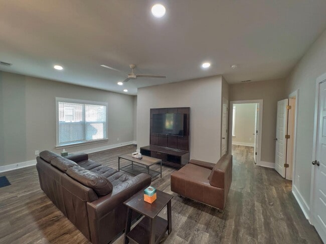 Building Photo - 3925 Overbrook Dr