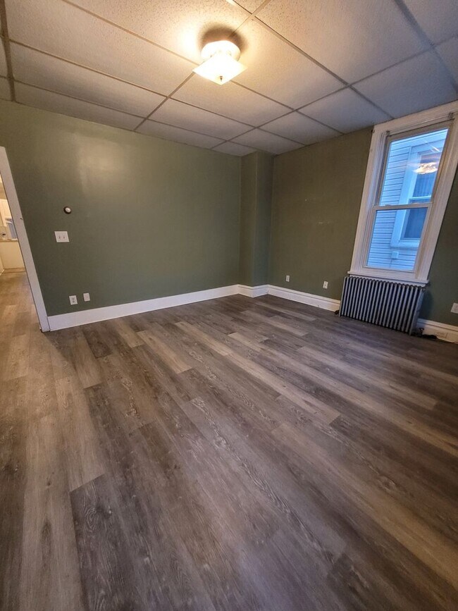 Building Photo - 40 N Chestnut St