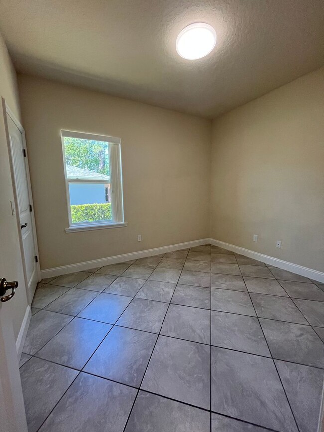 Building Photo - Charming 3 bedroom, 2 bathroom dulplex loc...