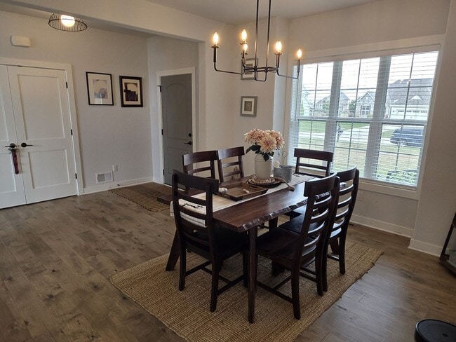 Building Photo - 5 bedroom Pewaukee home in Broken Hill