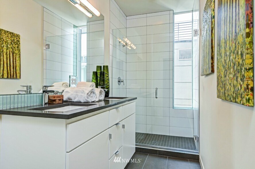 Bathroom 1 - 467 14th Ave
