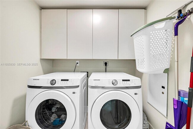 Building Photo - 665 NE 25th St