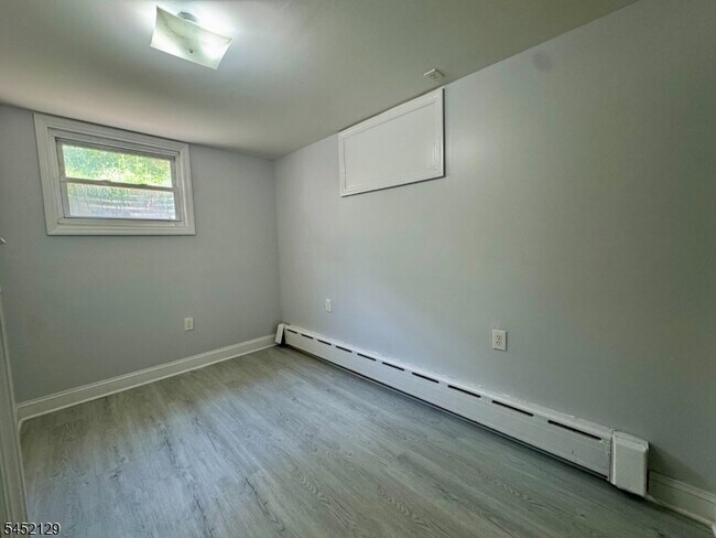 Building Photo - 687 Midland Ave