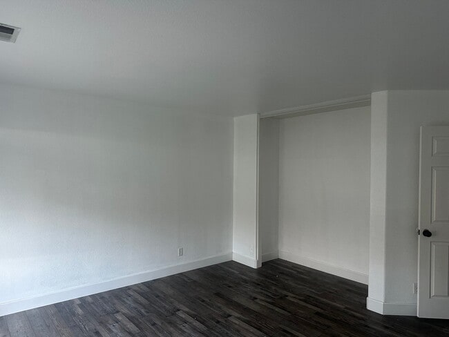 Building Photo - 2660 Glenview Dr