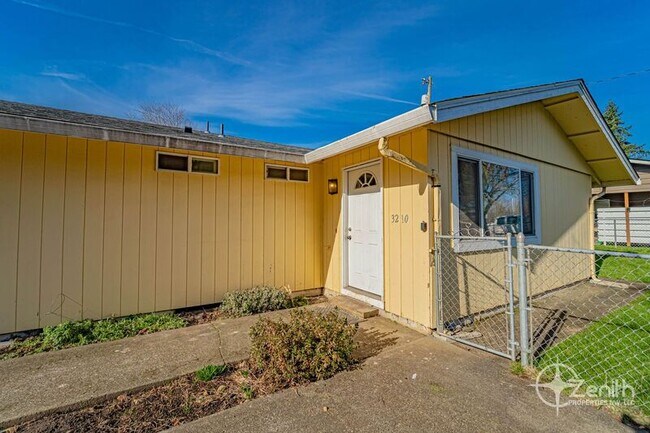 Primary Photo - 3210 NE 44th St