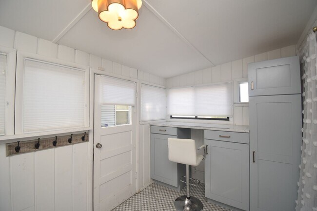 Building Photo - Unique 6 Bedroom Home in Midvale!