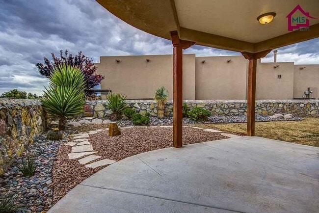 Building Photo - Great 3/2, Awesome Views, Spacious