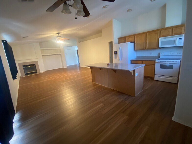Building Photo - 3821 Ravine Ave