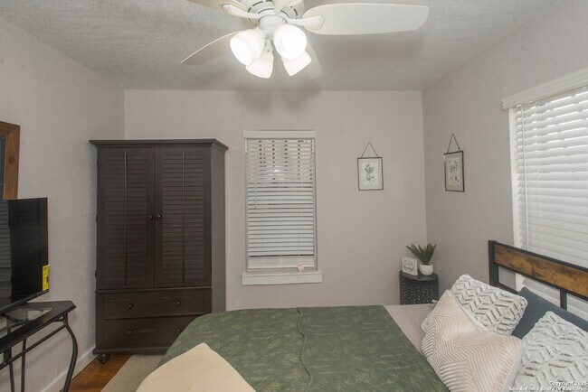 Building Photo - 611 Brunswick Blvd