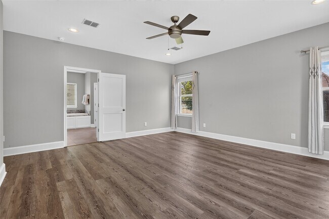 Building Photo - 1400 Emerald Cir