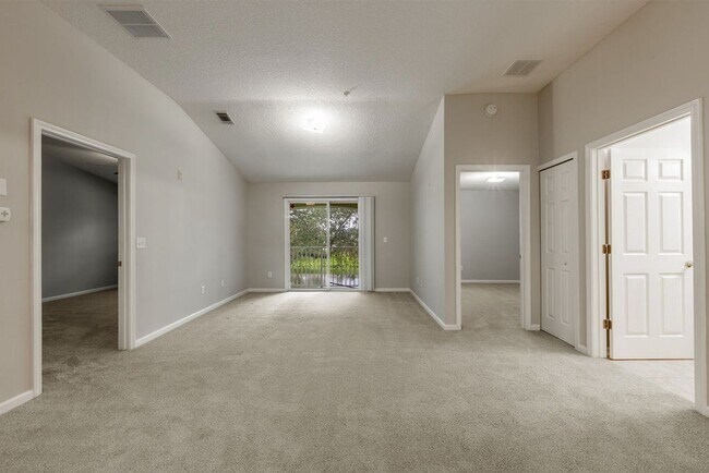 Building Photo - Lakefront Townhome