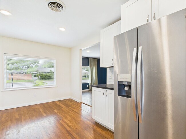 Building Photo - Charming 3-Bedroom Retreat with 2 Full Baths in the Heart of Fredericksburg!