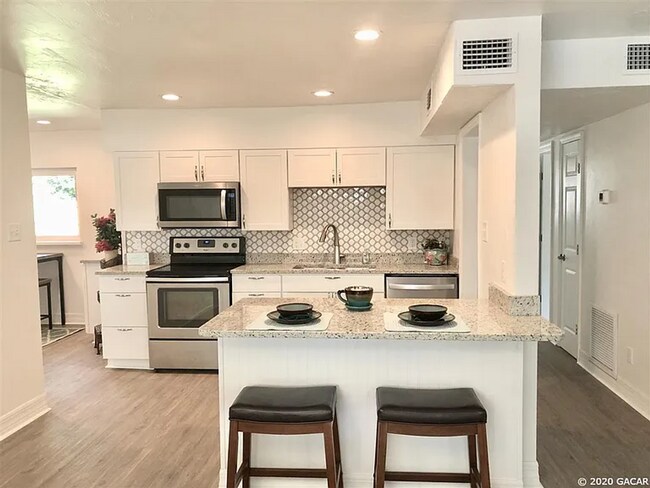 Building Photo - Modern Comfort Meets Classic Charm – Spacious Alachua Rental