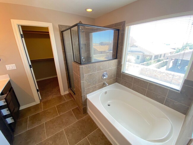 Building Photo - East El Paso LARGE 4 bed Refrig A/C!