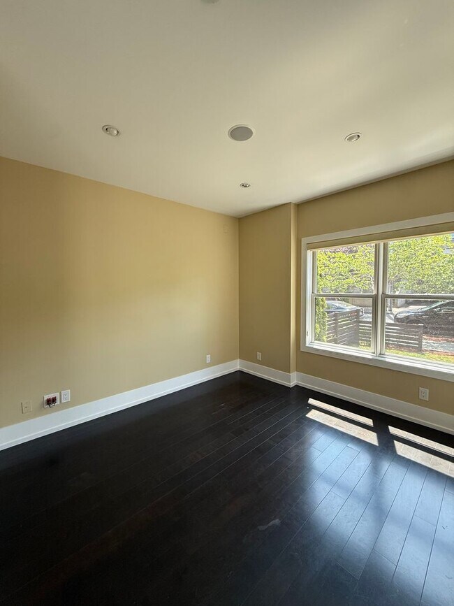 Building Photo - Fabulous Queen Anne Home with LOTS of EXTRAS!