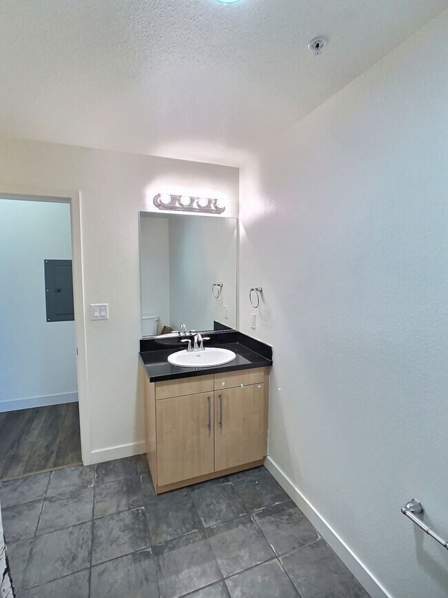 Building Photo - Top-Floor Sunset Facing 2 Bedroom Condo Fo...