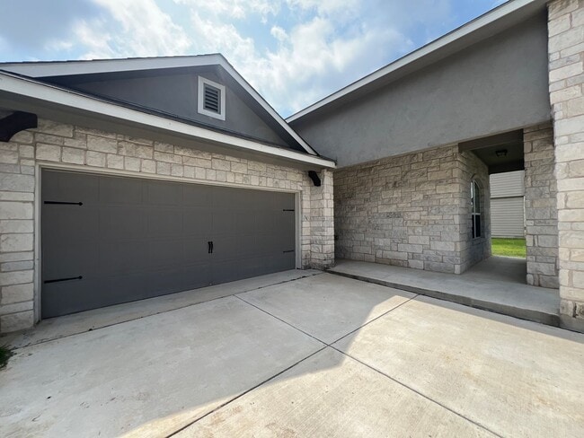 Building Photo - Beautiful 3/2 home in Oak Creek Estates,  ...