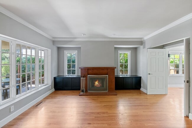 Building Photo - Contemporary Home in Desirable Community C...