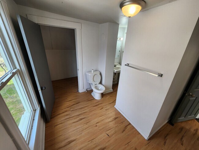 Building Photo - Spacious 2-Bedroom, 1-Bathroom Home AVAILA...