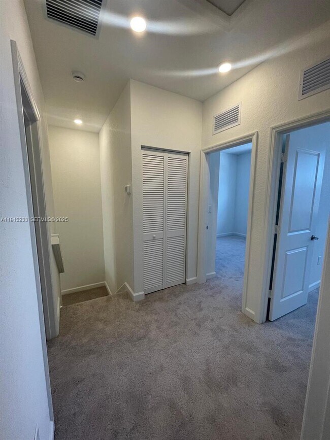 Building Photo - 1066 SE 2nd St