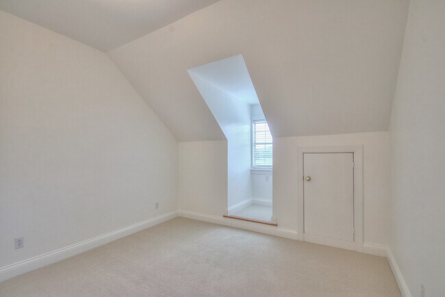 Building Photo - 4335 N Chapel Rd